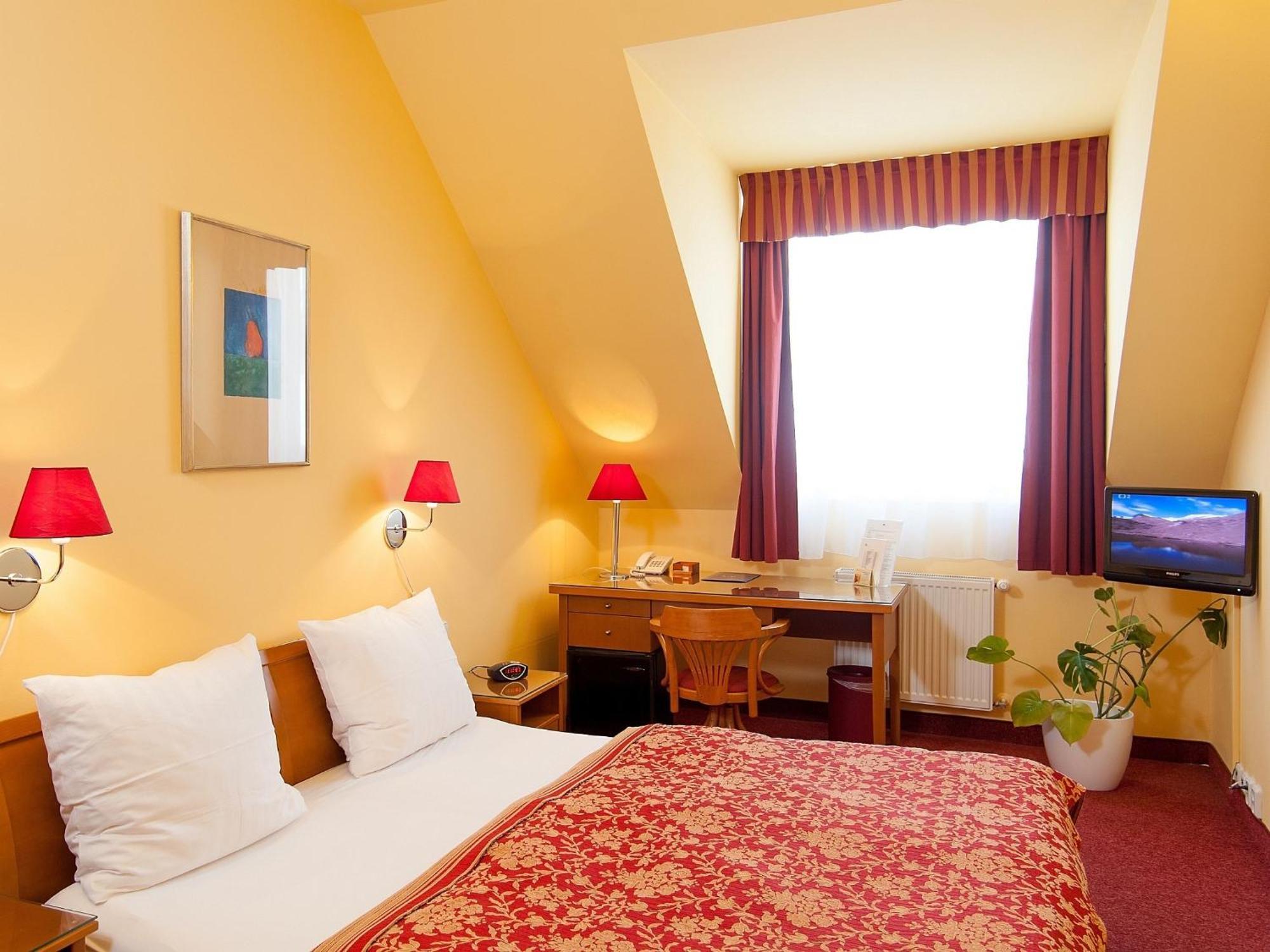 Cloister Inn Hotel — Fotky 1